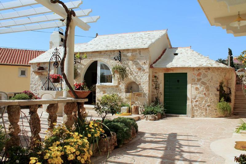 Apartments Nejasmic - Little House For Peaceful And Domestic Vacation Bol Kültér fotó