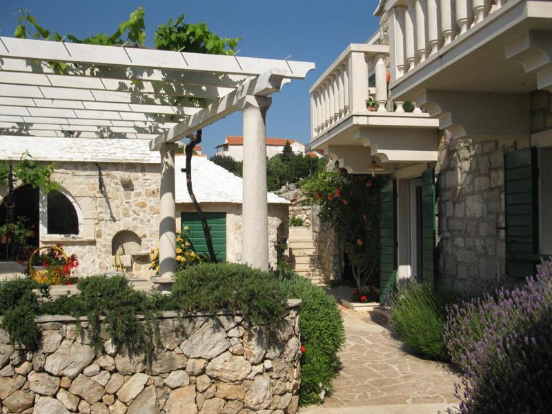 Apartments Nejasmic - Little House For Peaceful And Domestic Vacation Bol Kültér fotó