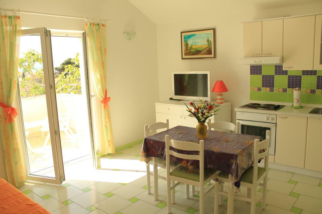 Apartments Nejasmic - Little House For Peaceful And Domestic Vacation Bol Kültér fotó
