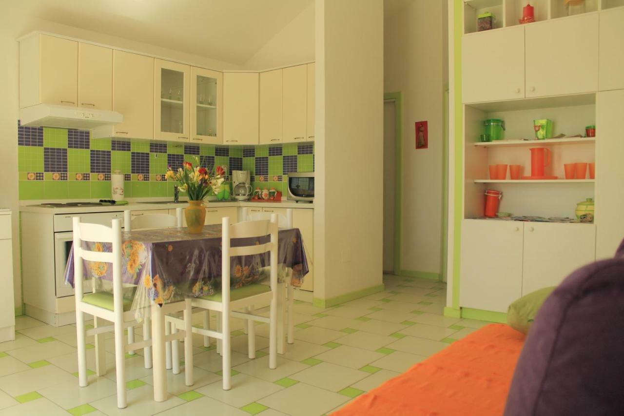 Apartments Nejasmic - Little House For Peaceful And Domestic Vacation Bol Kültér fotó