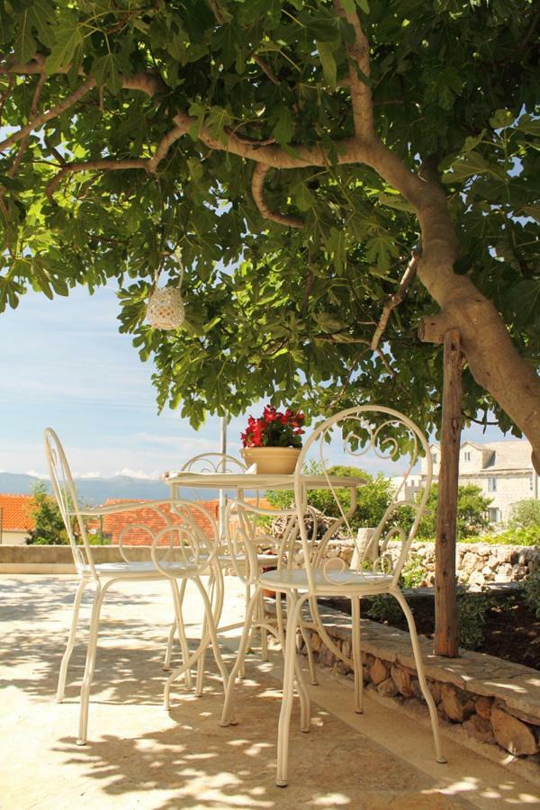 Apartments Nejasmic - Little House For Peaceful And Domestic Vacation Bol Kültér fotó