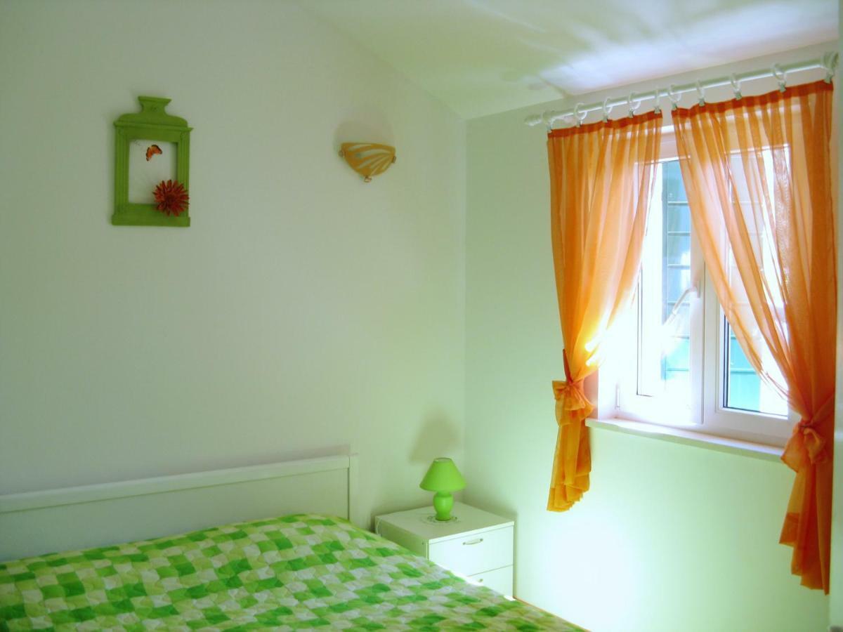 Apartments Nejasmic - Little House For Peaceful And Domestic Vacation Bol Kültér fotó